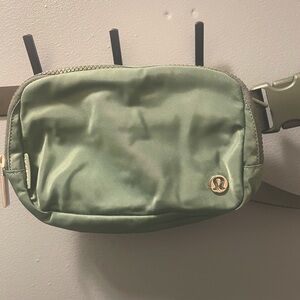 LULULEMON EVERYWHERE BELT BAG 1L Medium Forest / Dark Forest (green)